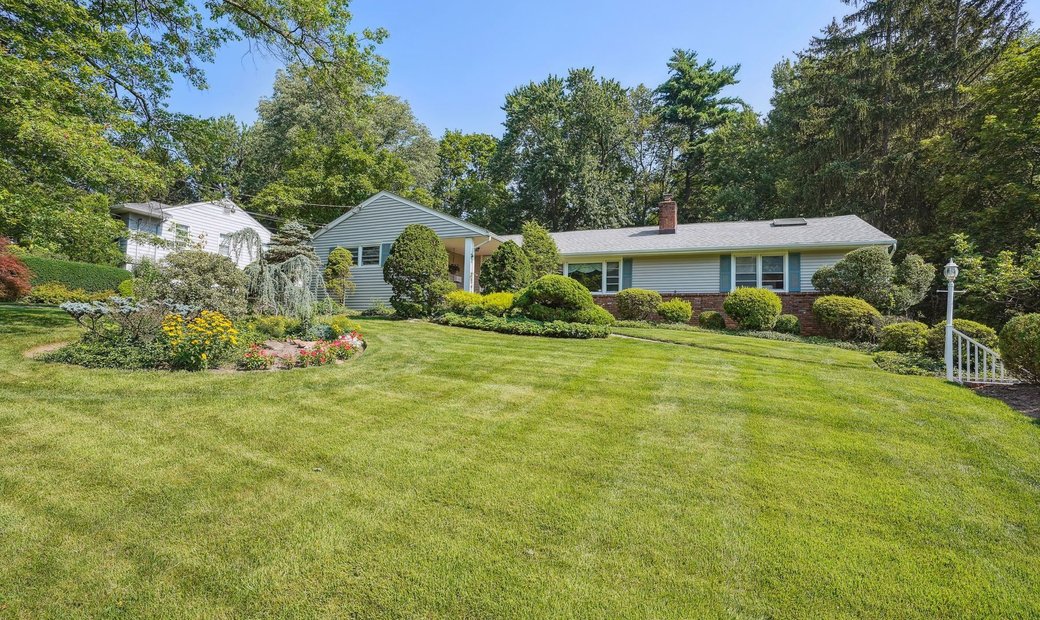 One Floor Living In Mountainside, New Jersey, United States For Sale