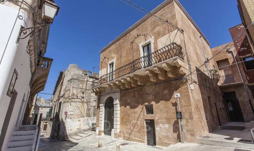 18th Century Palace For Sale In Oria With Secret Garden In Oria, Apulia