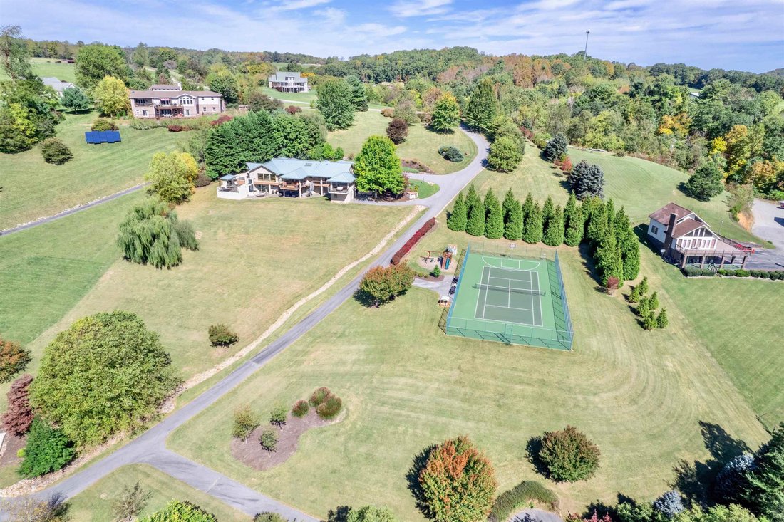 Impressive Waterfront Retreat On Claytor In Draper, Virginia, United