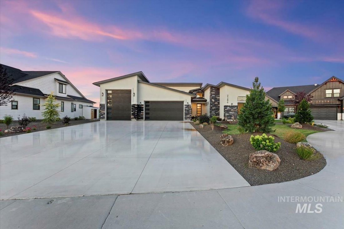 New Single Level Custom Home On The Water In Star En Star, Id, United