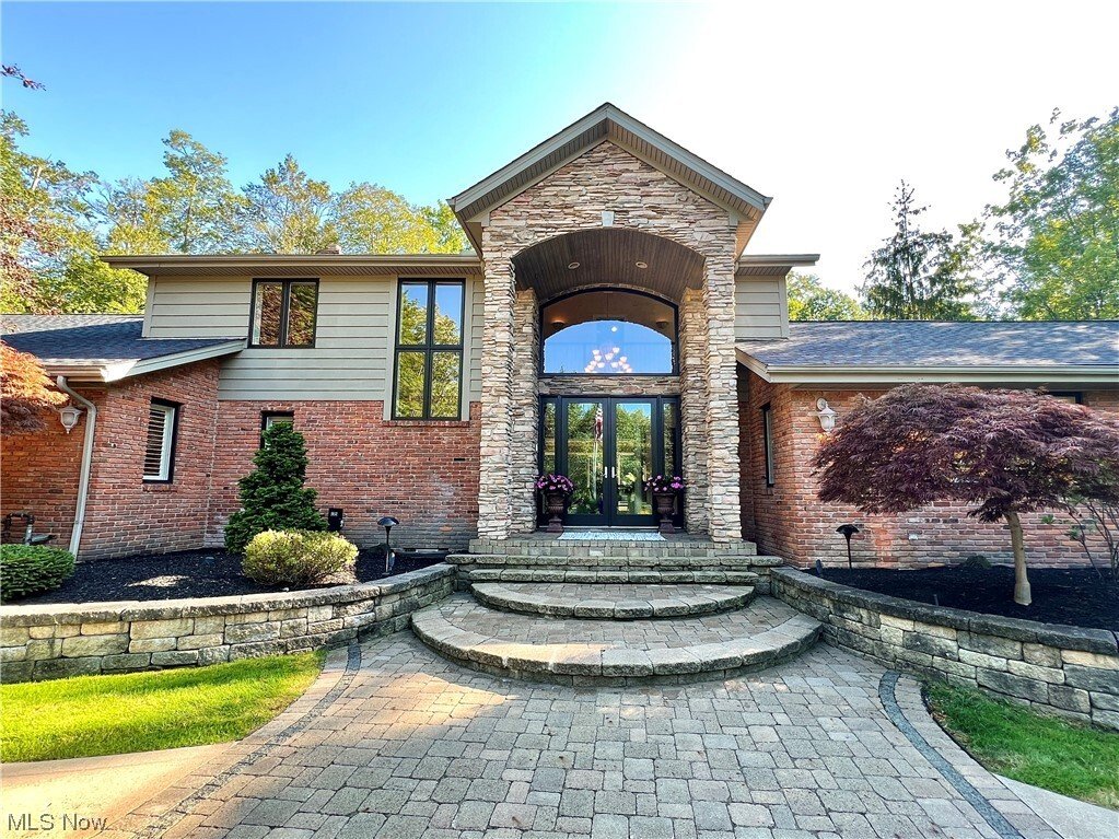 Luxury Property With A Western In Gates Mills, Ohio, United