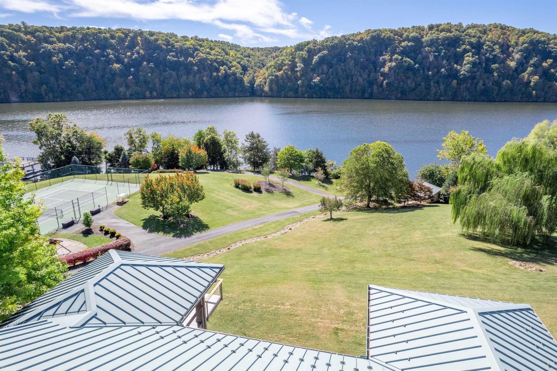 Impressive Waterfront Retreat On Claytor In Draper, Virginia, United
