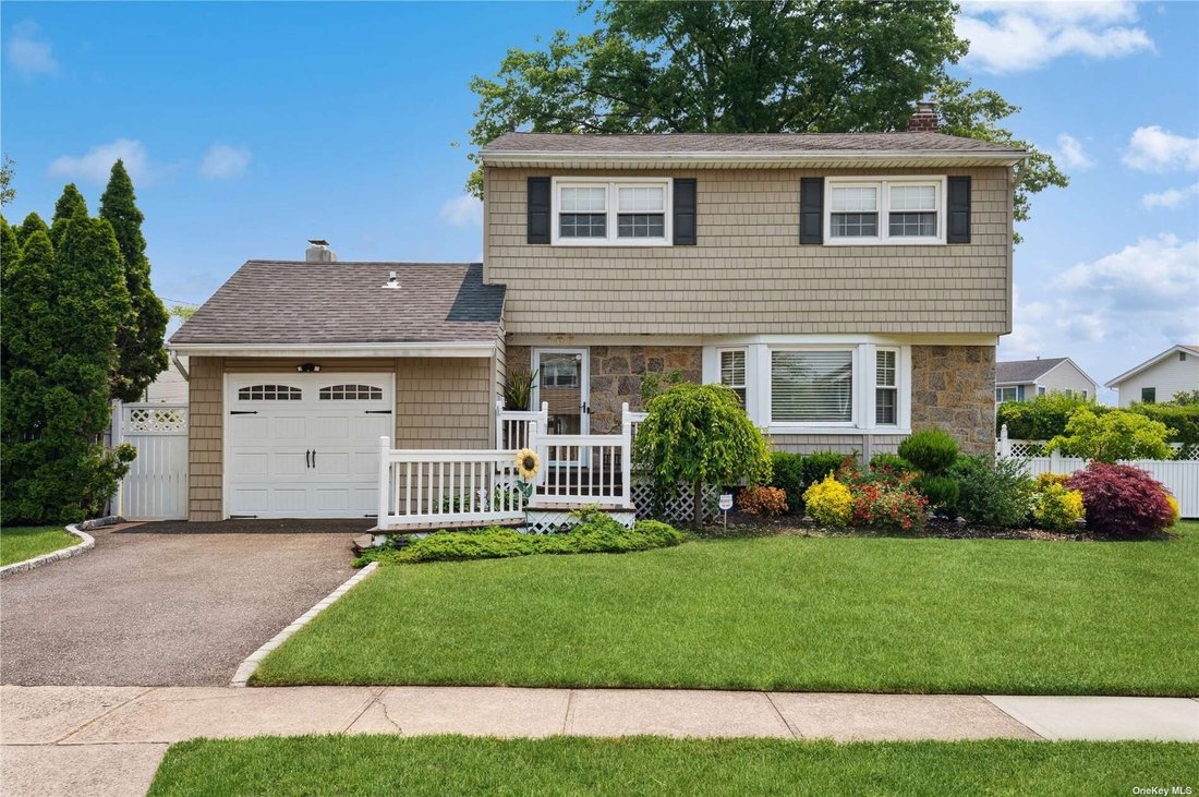 Meticulously Maintained Colonial With Great In Jericho, New York