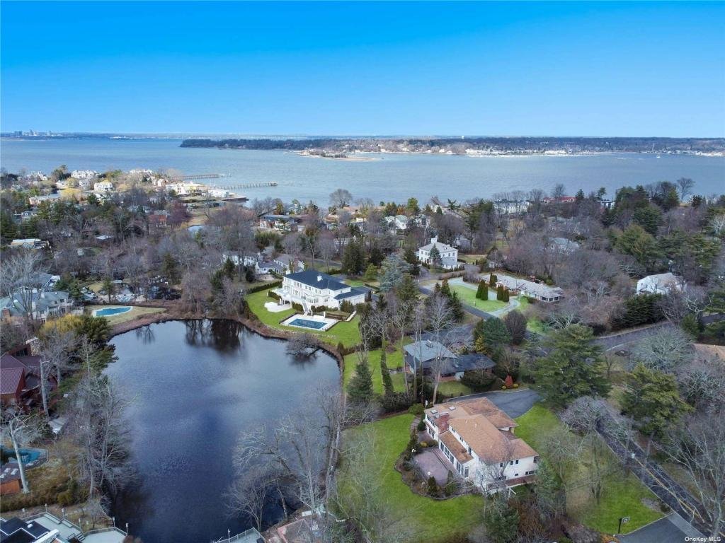 Updated, Super Bright Home In A Serene In Kings Point, New York, United