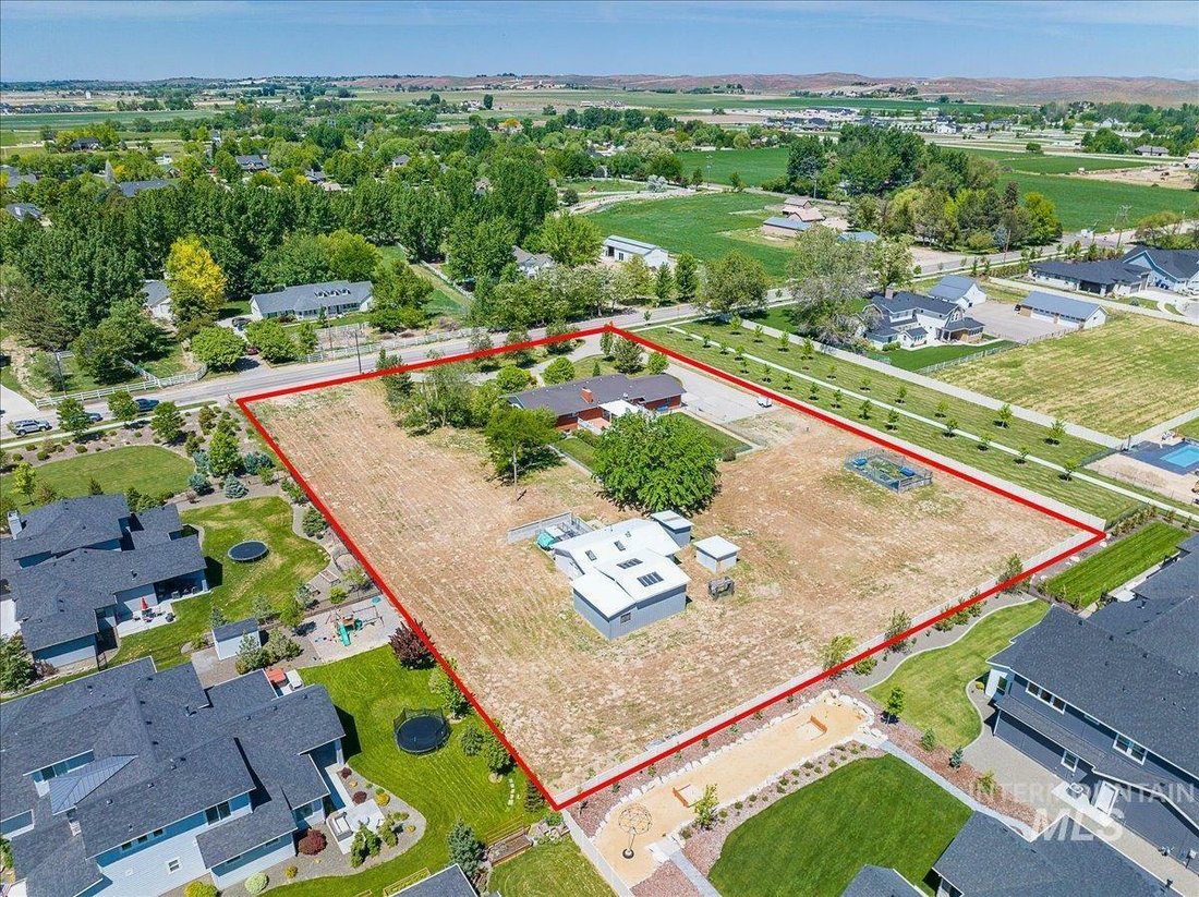Exquisite Brick Colonial On A Sprawling Lot In Eagle, Idaho, United