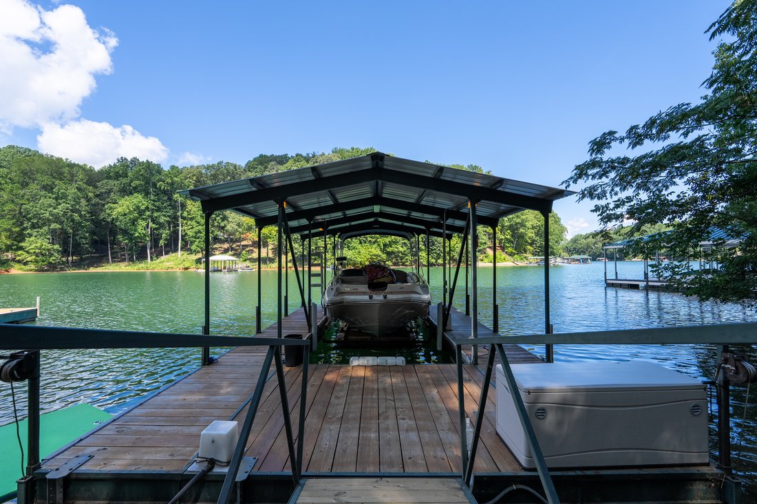 Completely Renovated Lake Keowee In Seneca, South Carolina, United