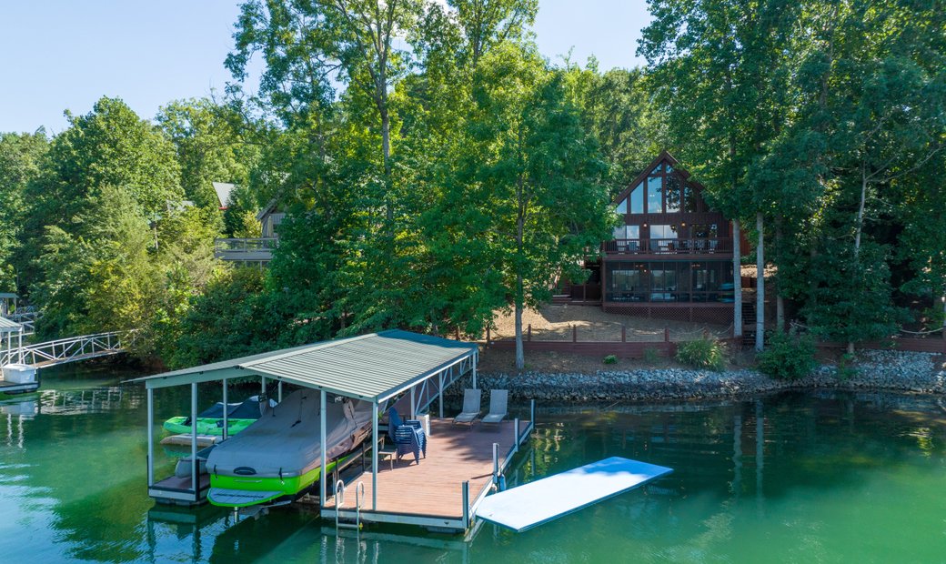 Lake Keowee Waterfront And Mountain In Seneca, South Carolina, United