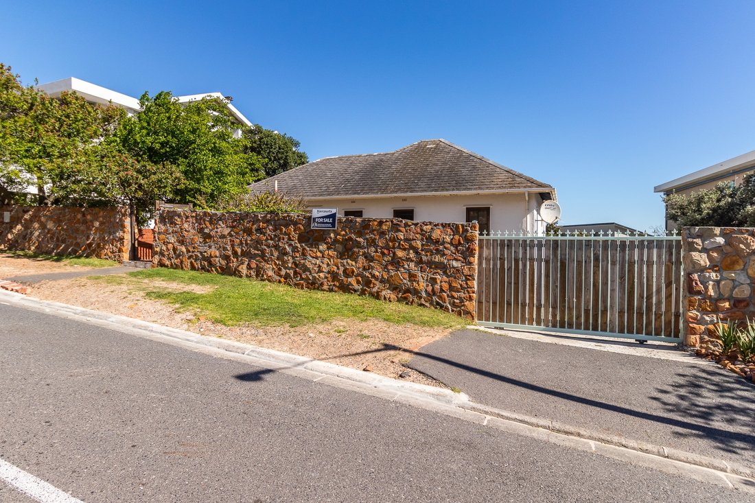 Prime Opportunity Charming 3 Bedroom In Cape Town, Western Cape, South