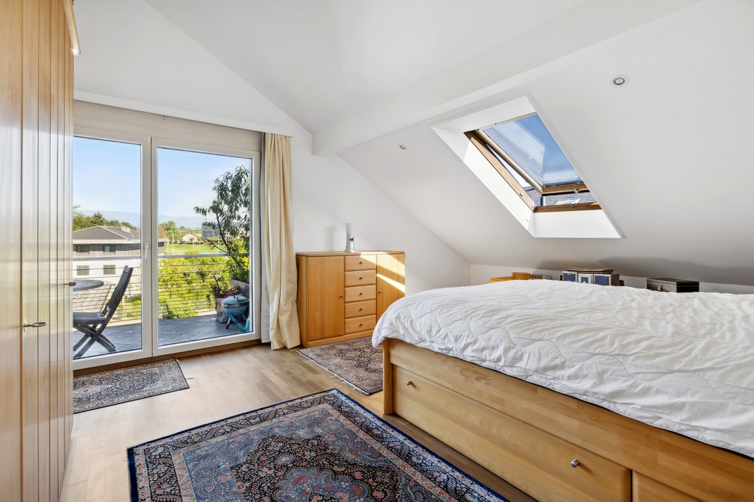 Bright Duplex Near The Lake In Saint Sulpice, Vaud, Switzerland For