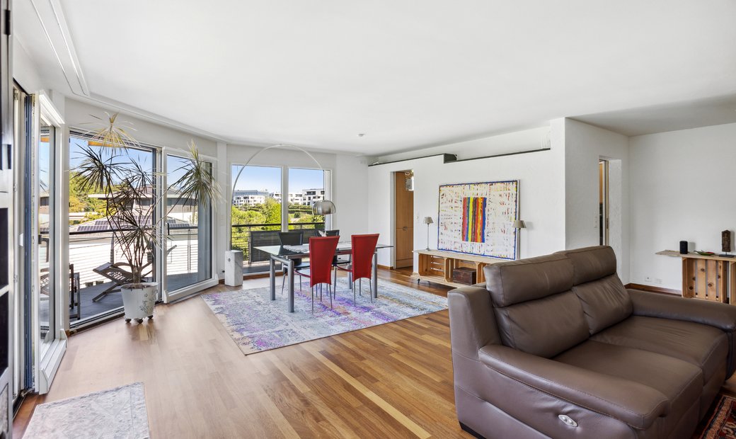 Bright Duplex Near The Lake In Saint Sulpice, Vaud, Switzerland For