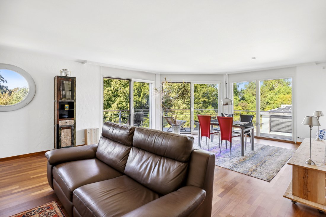 Bright Duplex Near The Lake In Saint Sulpice, Vaud, Switzerland For