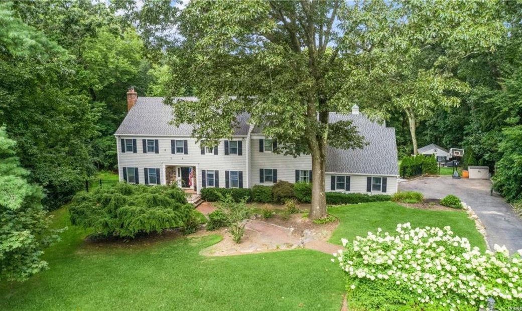 Old Bridge Estates Custom Stately In Northport, New York, United States