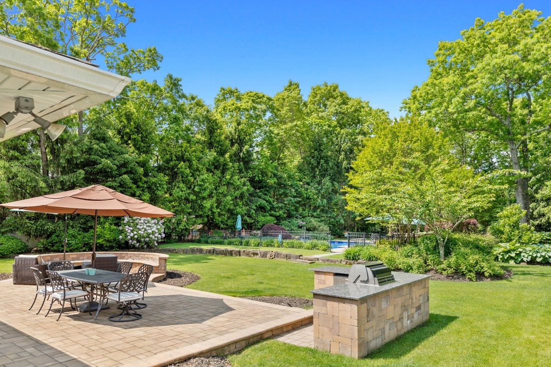 Dix Hills Ranch W/ Backyard In Huntington Station, New York, United