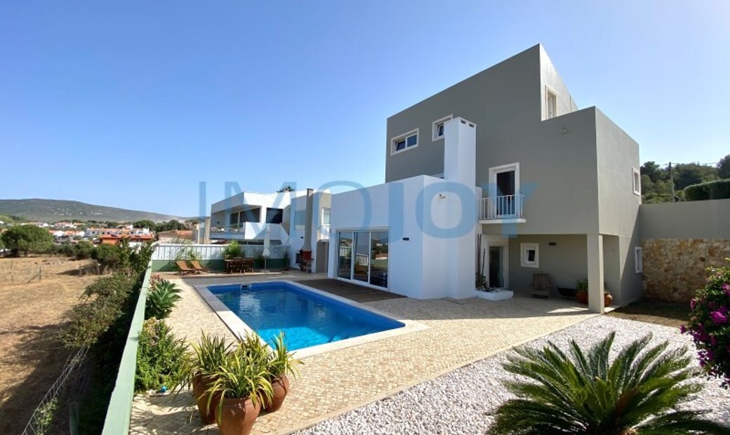 4 Bedroom Villa With Pool And View Of The Serra In Sesimbra, Setubal