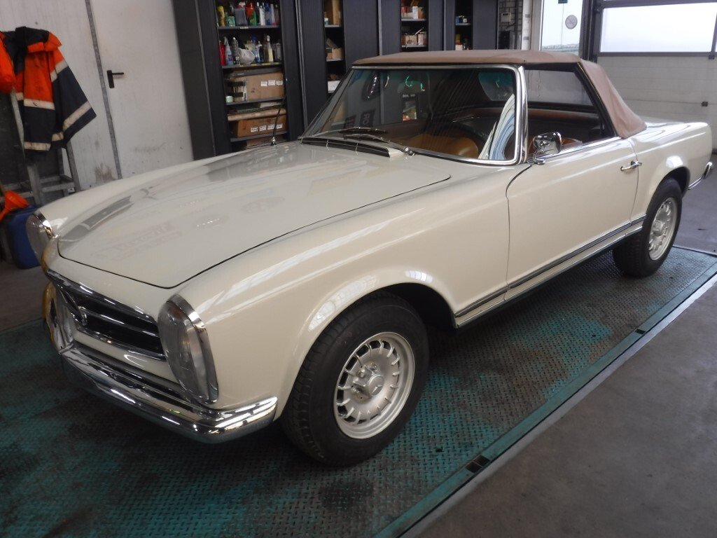 Cabriolet in De Lier, South Holland, Netherlands 1 - 13224680
