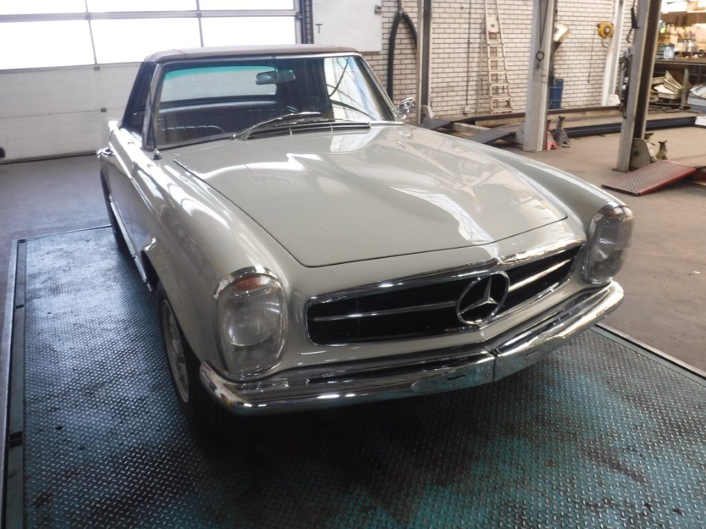 Cabriolet in De Lier, South Holland, Netherlands 3 - 13224682