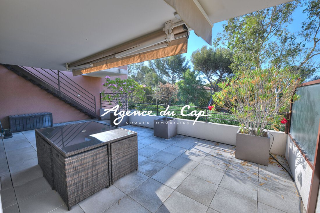 Apartment In Saint Raphaël, Provence Alpes Côte D'azur, France For Sale