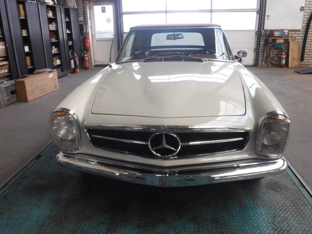 Cabriolet in De Lier, South Holland, Netherlands 2 - 13224680