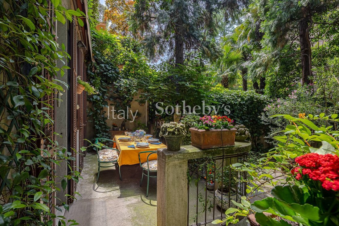 Elegant Historic Mansion With Garden In The Center Of In Milan
