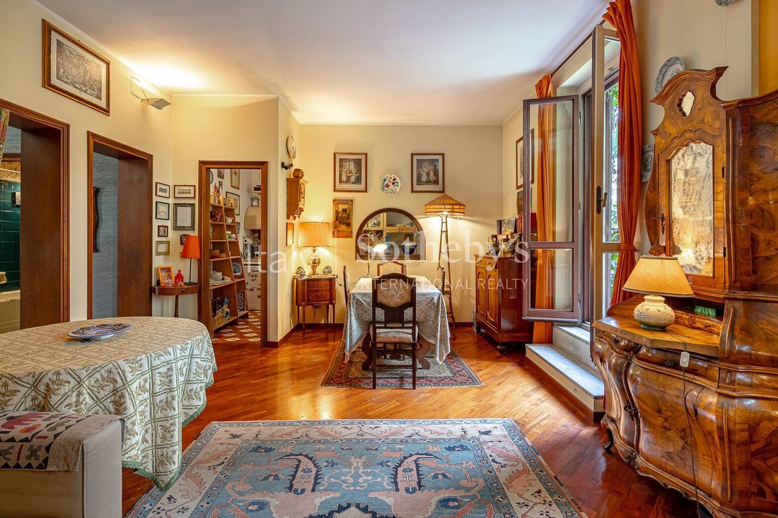 Elegant Historic Mansion With Garden In The Center Of In Milan