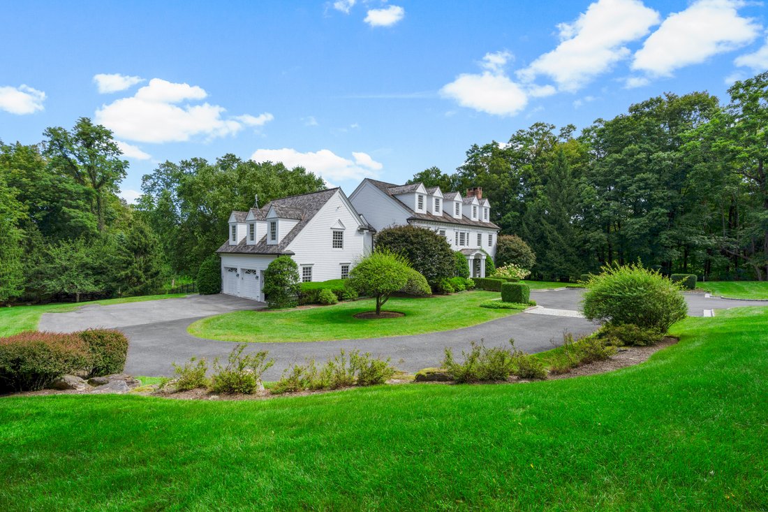 Stunning Bedford Colonial With Pool In Mount Kisco, New York, United