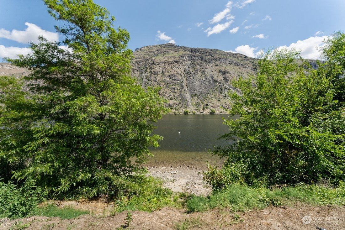 Custom Designed Modern Waterfront In Chelan, Washington, United States