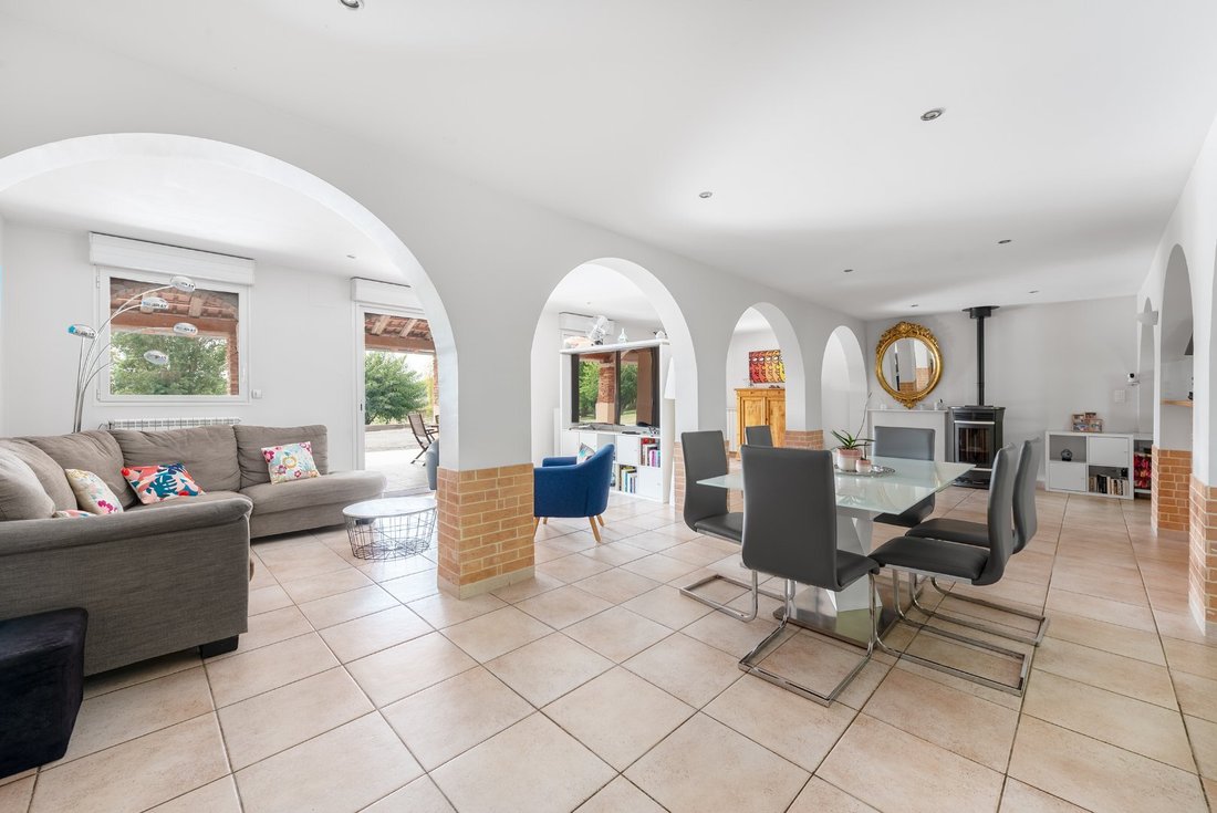 Ferme Ancienne Rã©Novã©E In Caussade, Occitanie, France For Sale (13235714)