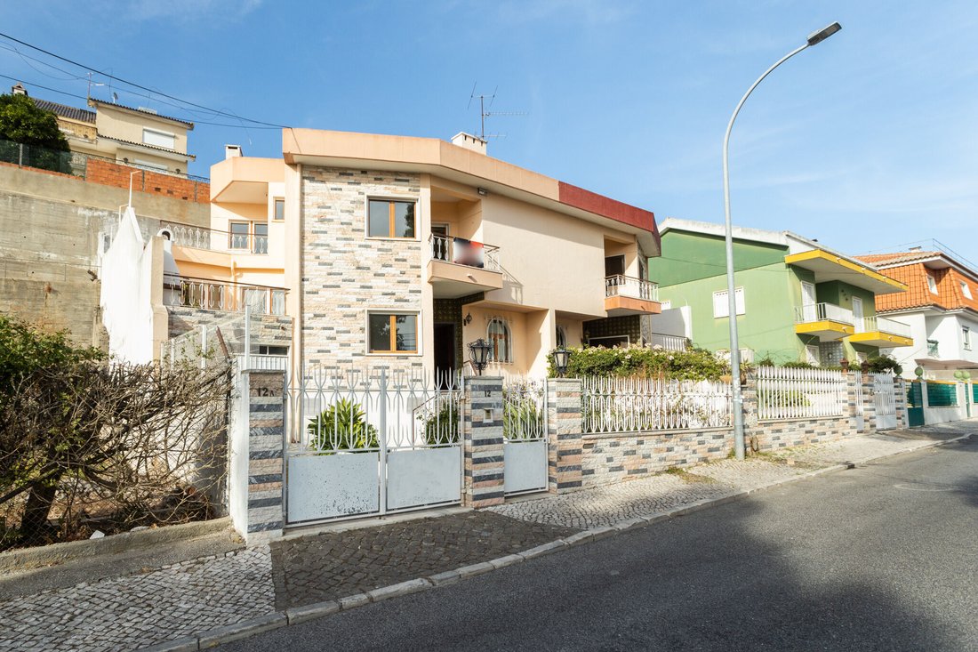 Moradia Na Mina De água Com 2 Terraços E Um Jardim In Amadora, Lisbon
