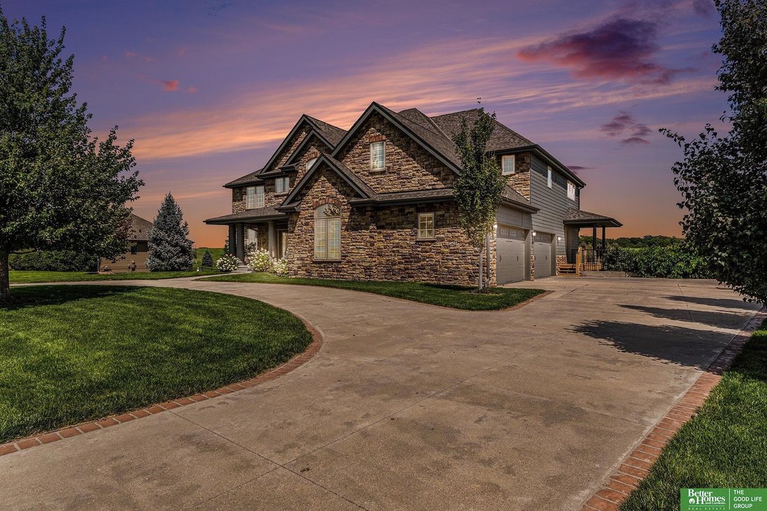 6 Bedrooms Single Family Detached In Omaha, Nebraska, United States For