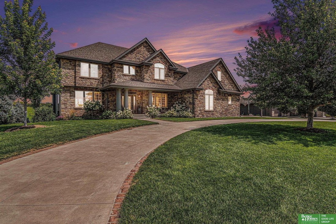 6 Bedrooms Single Family Detached In Omaha, Nebraska, United States For