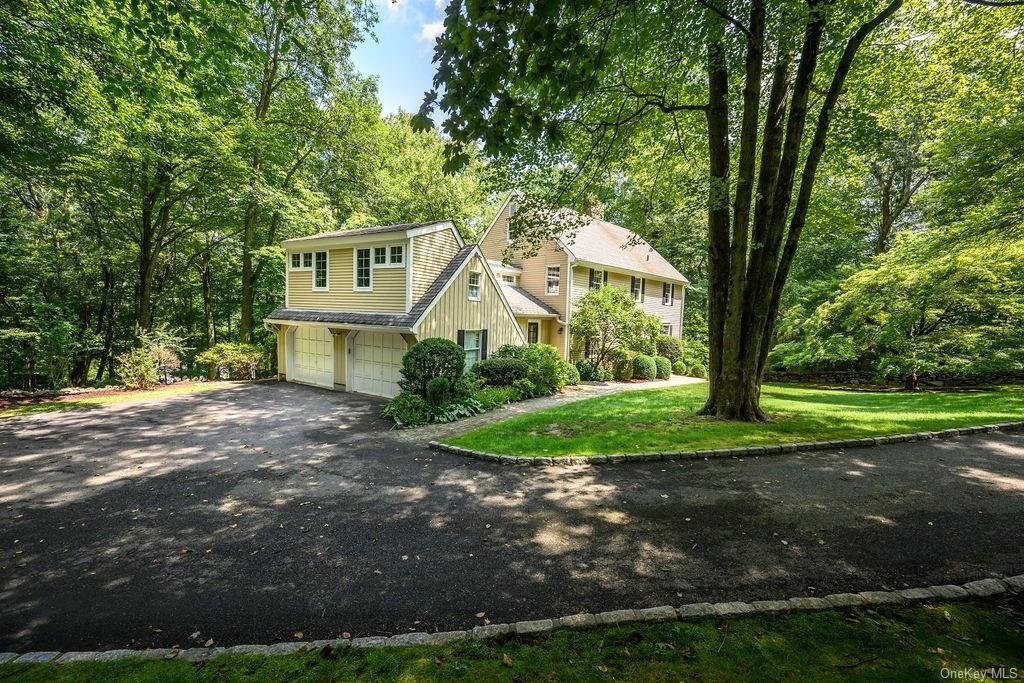Classic Colonial Charm In A Tranquil In Chappaqua, New York, United