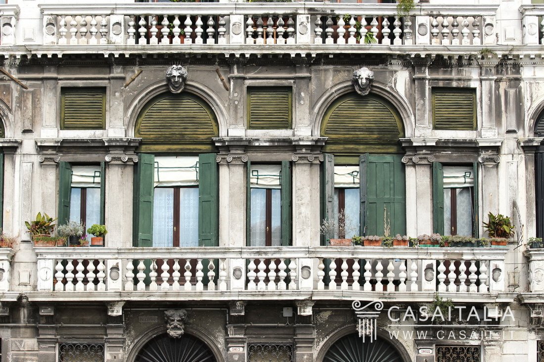 Flat With A View Of The Cannaregio Canal, For Sale In In Venice,