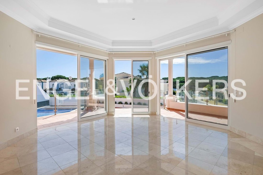 Luxury 5 Bedroom En Suite Villa In The Village In Almancil, Algarve