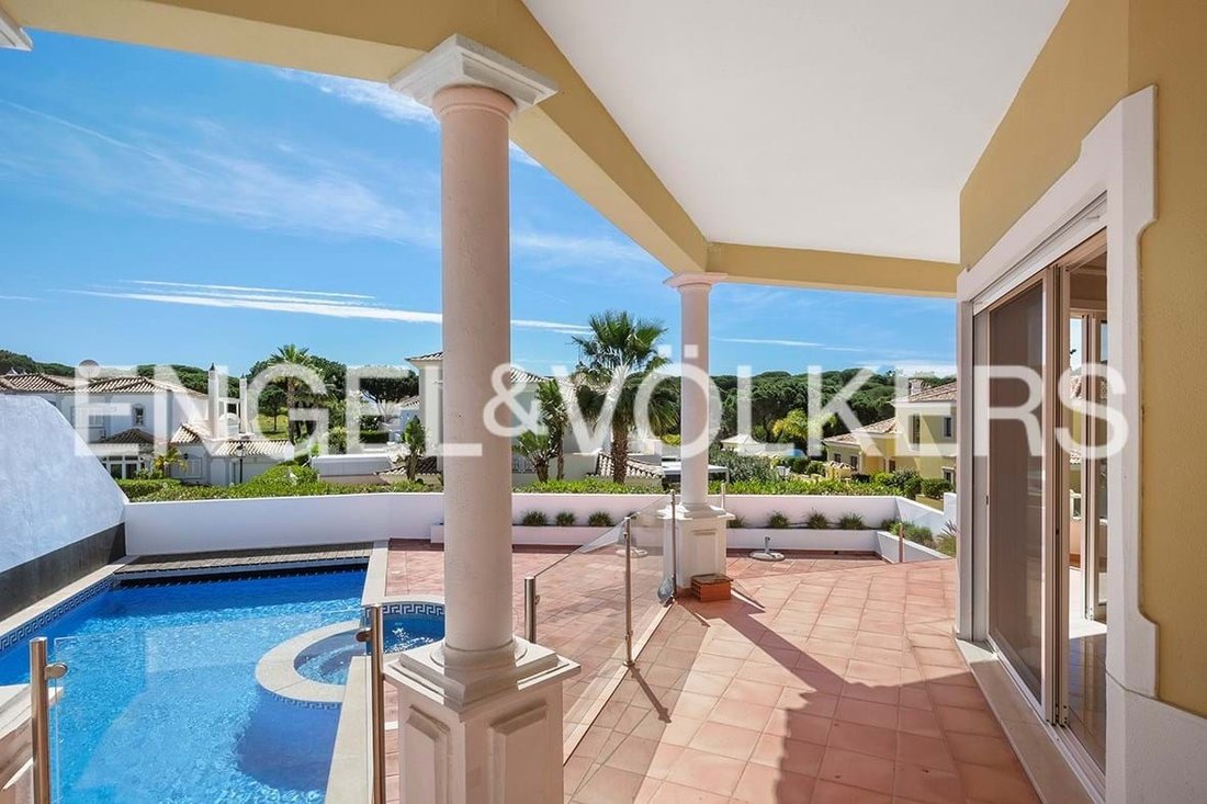 Luxury 5 Bedroom En Suite Villa In The Village In Almancil, Algarve