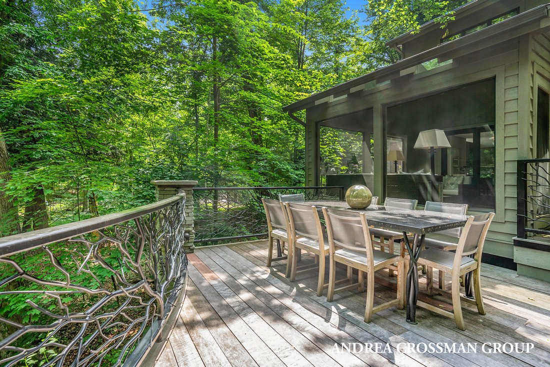 5 Bedrooms Single Family Detached In Fennville, Michigan, United States