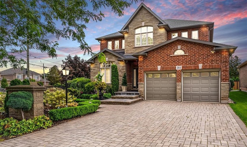 Experience Luxury At Its Finest!! In Grimsby, Ontario, Canada For Sale