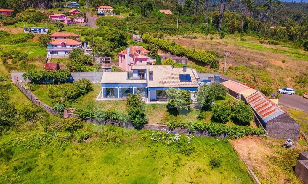 Swiss Villa In Prazeres With 1989 M2 Of Land In Prazeres, Madeira