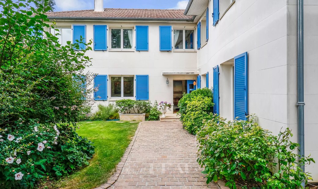 Le Chesnay Plateau Saint Antoine A Family Home With A 1000 Sqm In