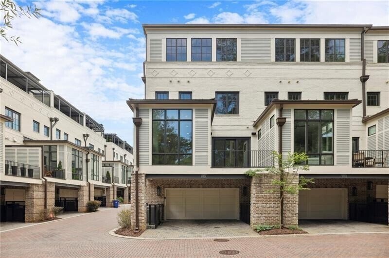 Pristine End Unit Townhome In A Gated In Brookhaven, United