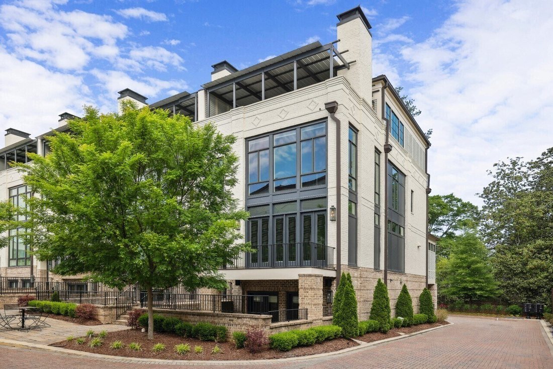 Pristine End Unit Townhome In A Gated In Brookhaven, United