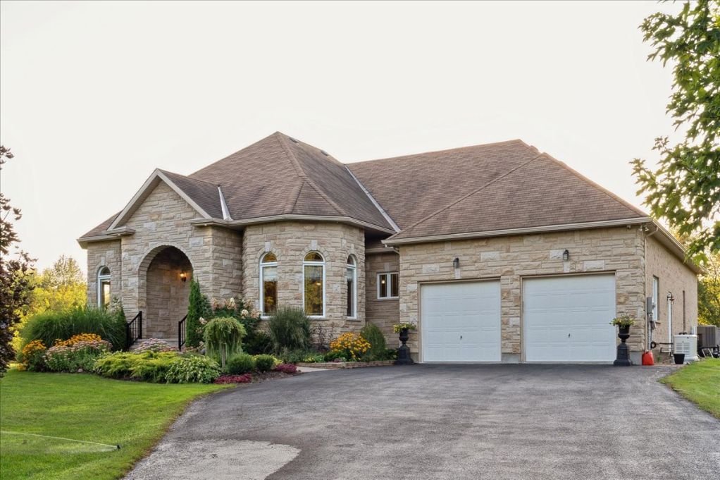 A Beautifully Maintained Rideau Forest Estate! In Ottawa, Ontario, Canada For Sale (13256889)