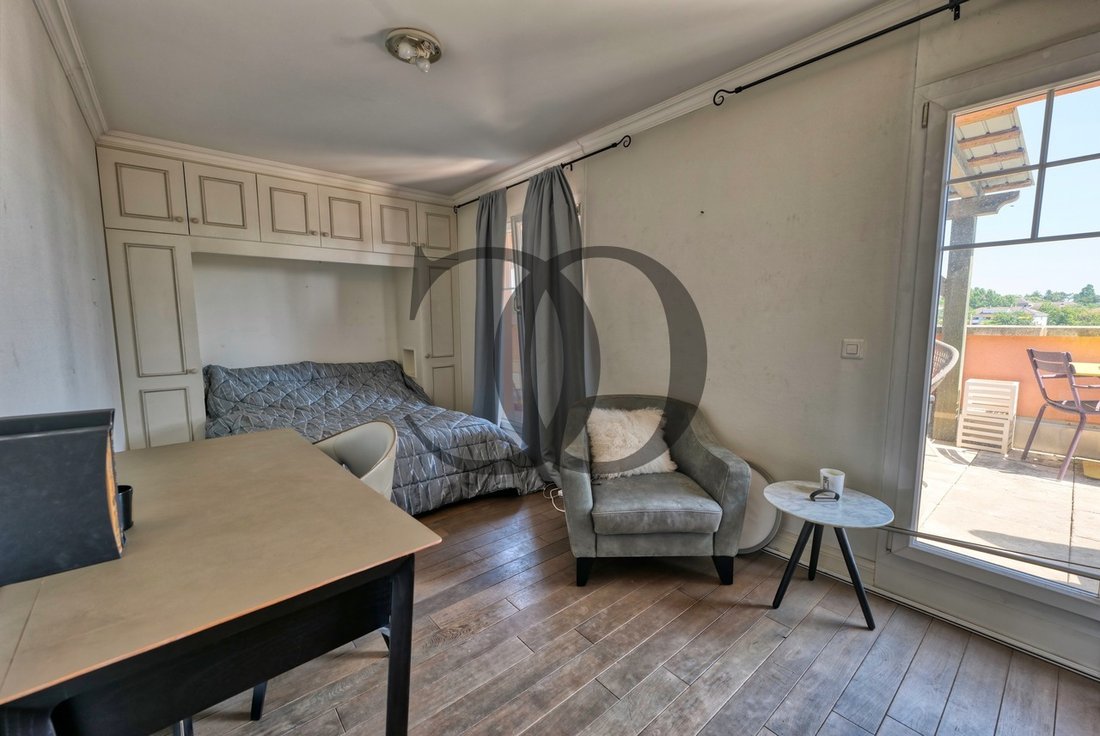 Charming Attic To Renovate With Great Potential In Nyon, Vaud, Switzerland For Sale (13264594)