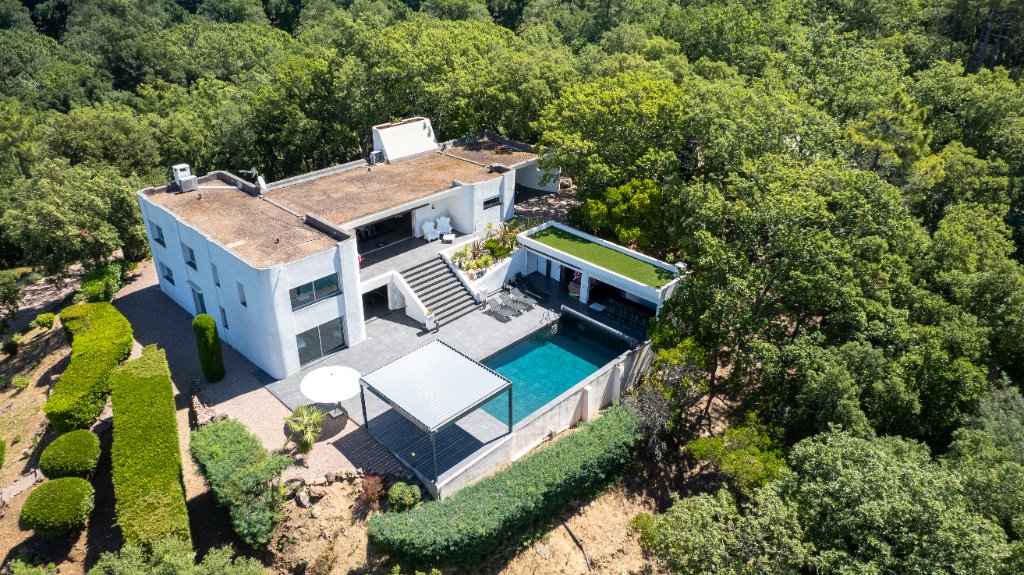 House in Bagnols-en-Forêt, Provence-Alpes-Côte d'Azur, France 1 - 13274387