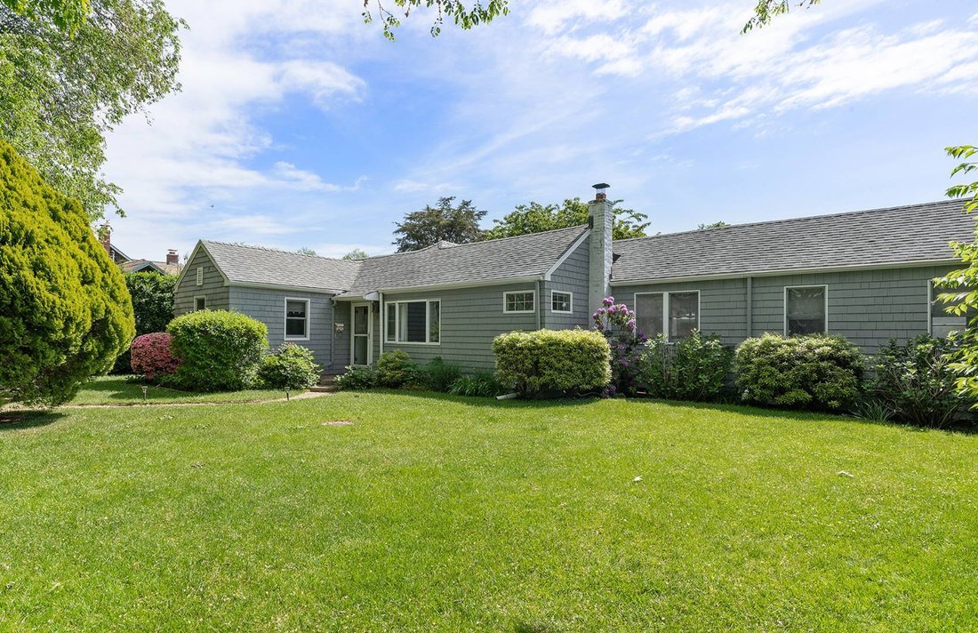 Classic Single Level Tradition In The In East Hampton, New York, United