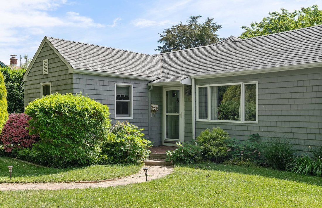 Classic Single Level Tradition In The In East Hampton, New York, United