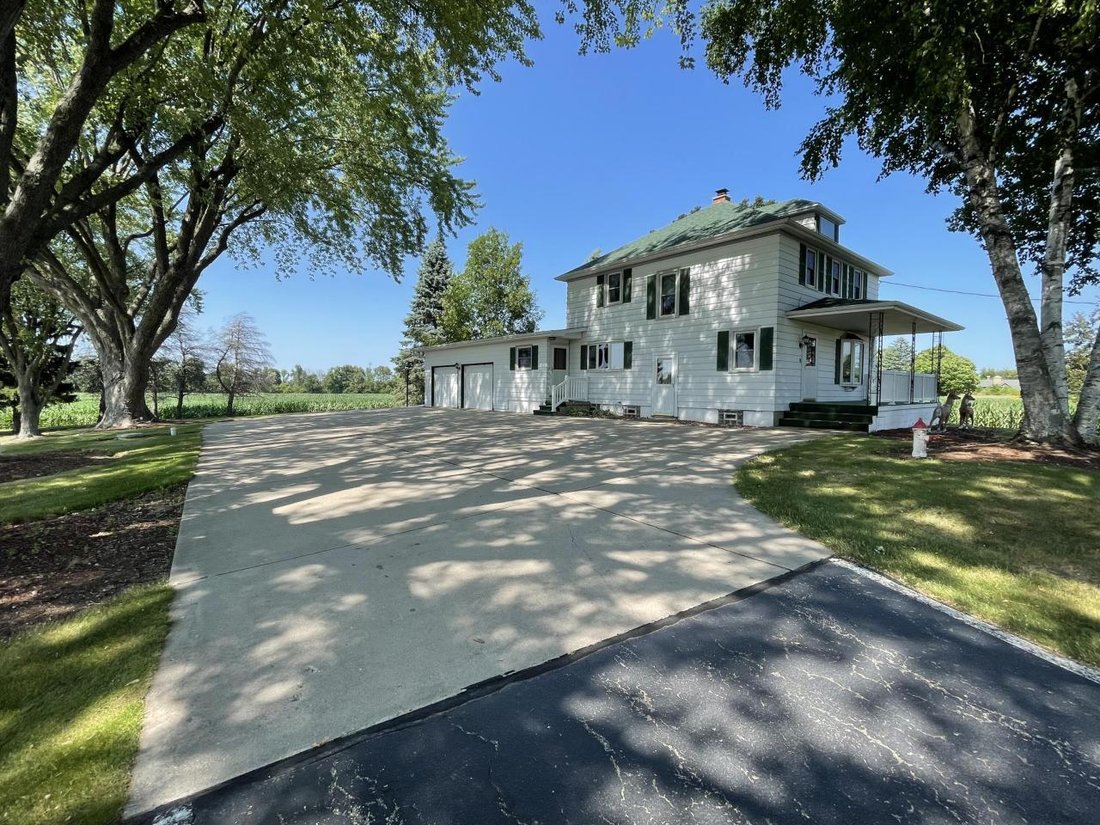 4 Bedrooms Single Family Detached In Sullivan, Wisconsin, United States