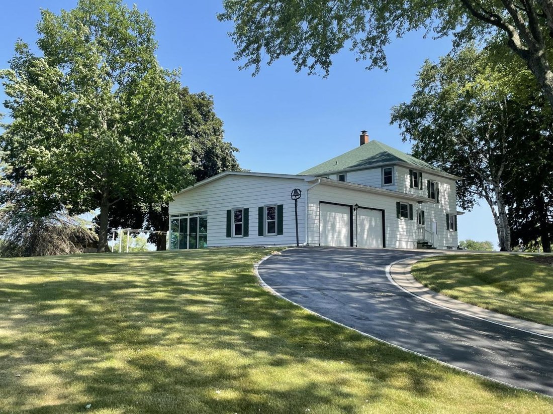 4 Bedrooms Single Family Detached In Sullivan, Wisconsin, United States