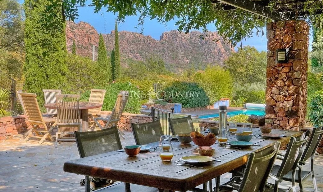 Villa For Sale In In Roquebrune Sur Argens, Provence Alpes Côte D'azur