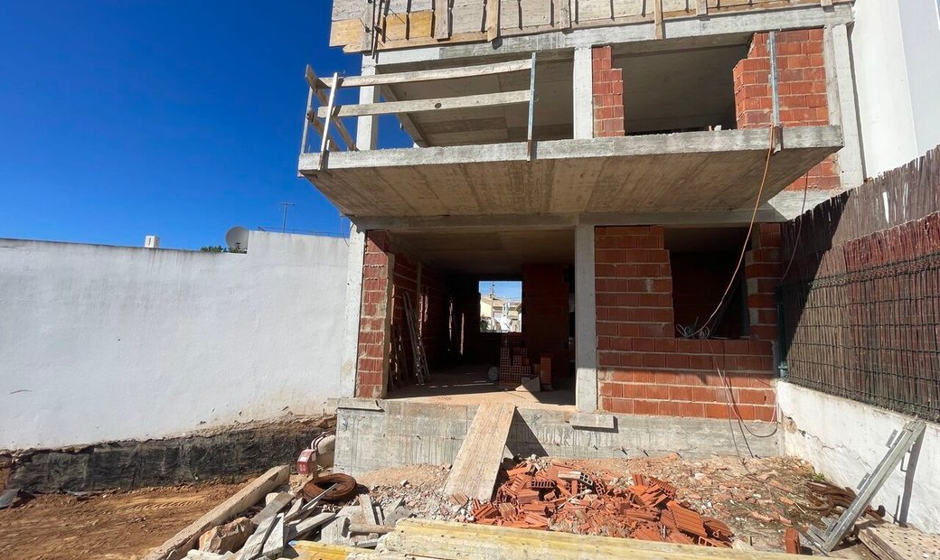 Townhouse Under Construction In Espiche With Garage In Luz, Algarve