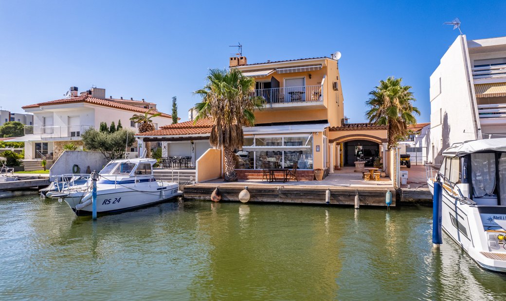 House With Mooring Of 10x6 Meters And Views Of The In Roses, Catalonia